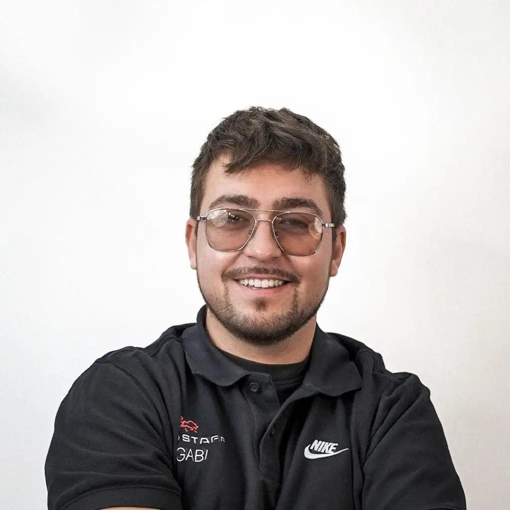 Gábor, a Redstaff Költöztetés marketinges munkatársa