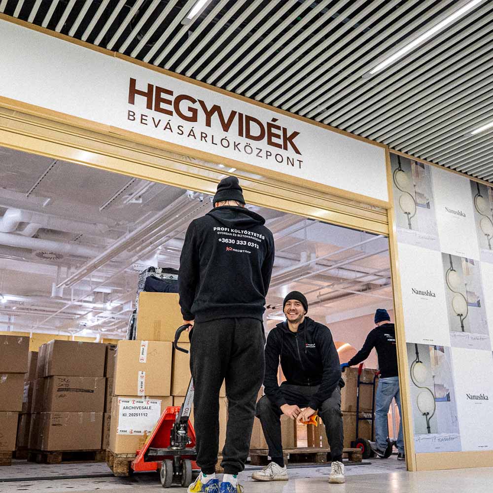 Céges költözés és irodabútor szállítás Budapesten – Redstaff Költöztetés csapata munkában